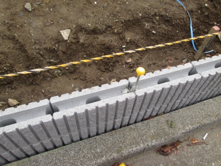 ブロックを積み上げる際は 鉄筋を用いないと強度はでない 横浜市の外構工事 エクステリア 専門業者 石川デザイン企画