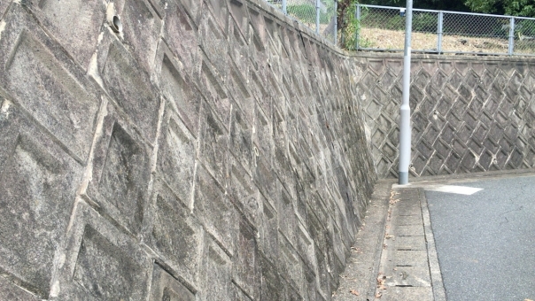 土留めの役割をする擁壁は 適切な施工方法でないと崩壊する 横浜市の外構工事 エクステリア 専門業者 石川デザイン企画